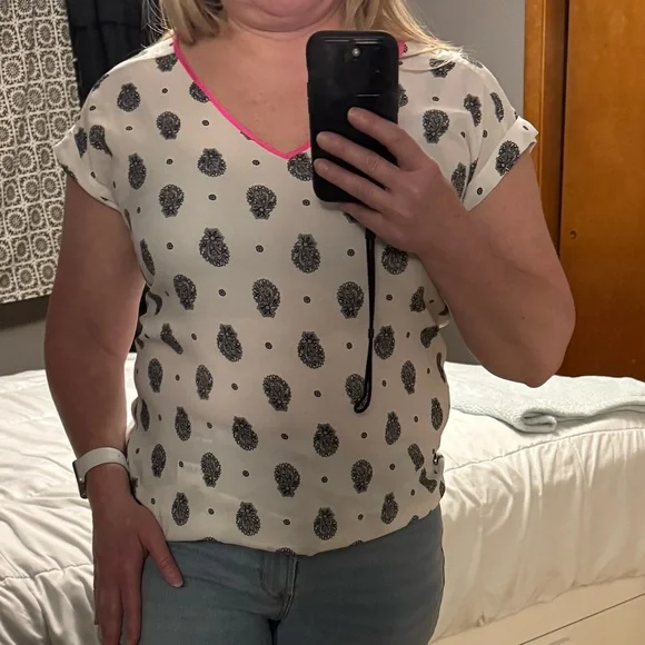 Express v-neck blouse with pretty pink trim, blouse is white with black design. - Picture 1 of 9
